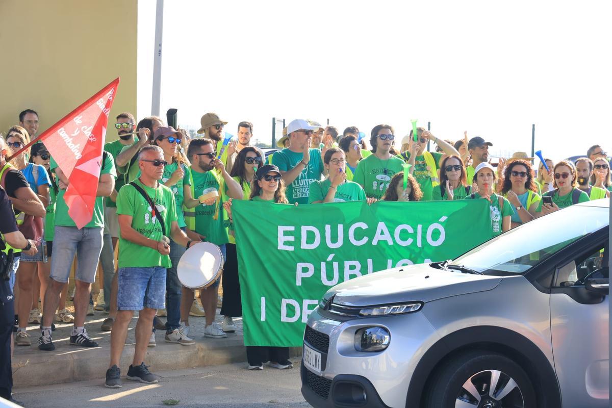 Profesores llevan su protesta a Ciudad de la Luz durante la visita de Pérez Llorca