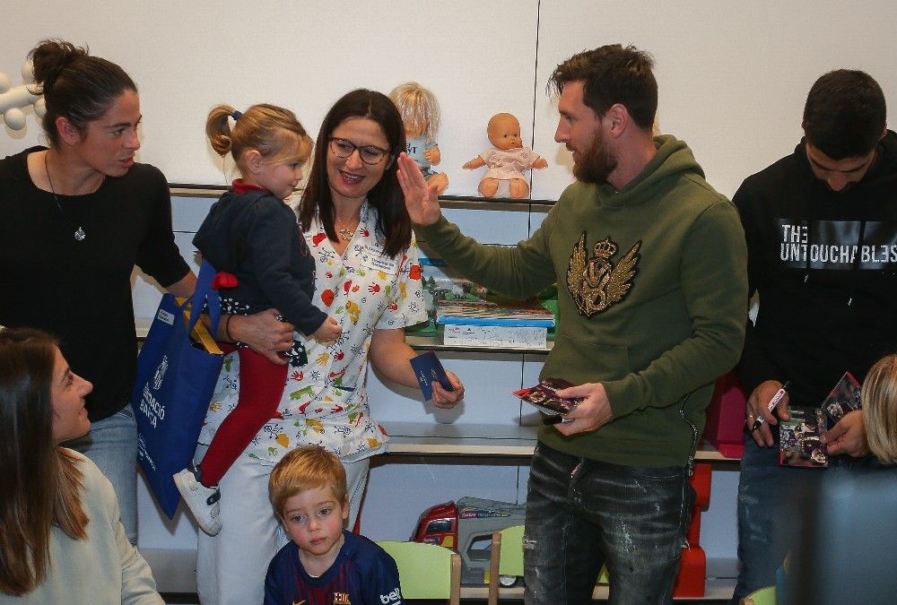 Leo Messi visitando un hospital en su etapa con el FC Barcelona