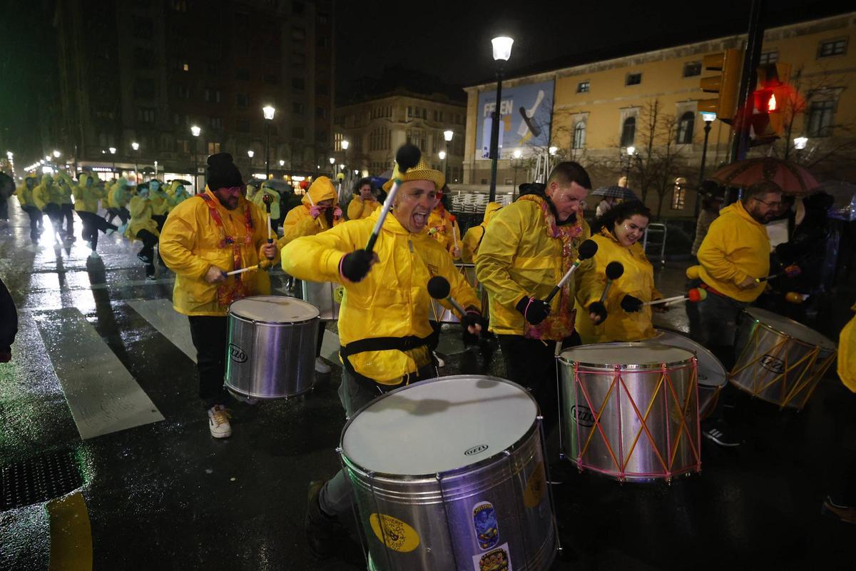 El pasacalles para abrir el Carnaval de Gijón, en imágenes