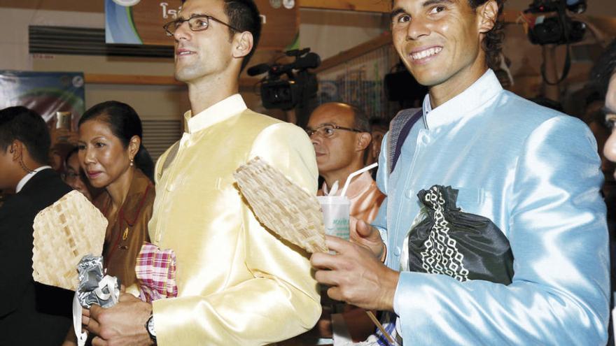 Nadal y Djokovic, en la ofrenda. // Efe