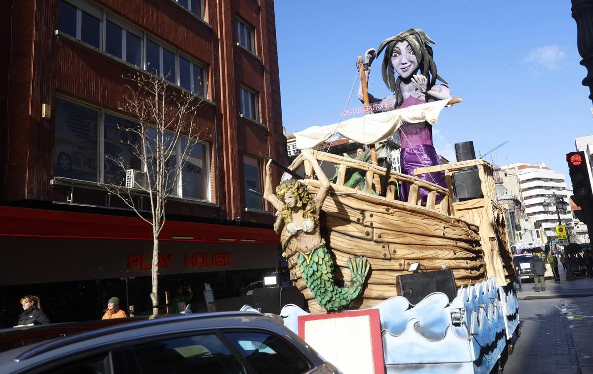 EN IMÁGENES: El 'ascenso' de los artilugios de Galiana llena las calles de Avilés