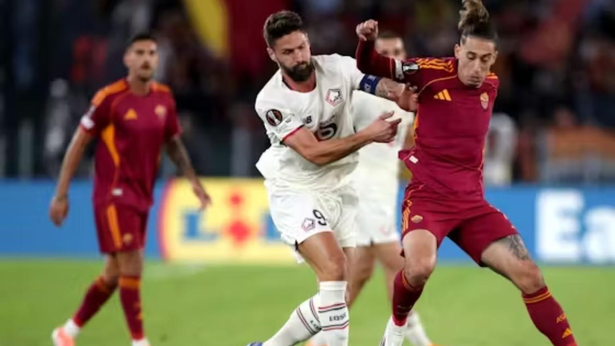 Kostas Tsimikas, durante un partido con la Roma