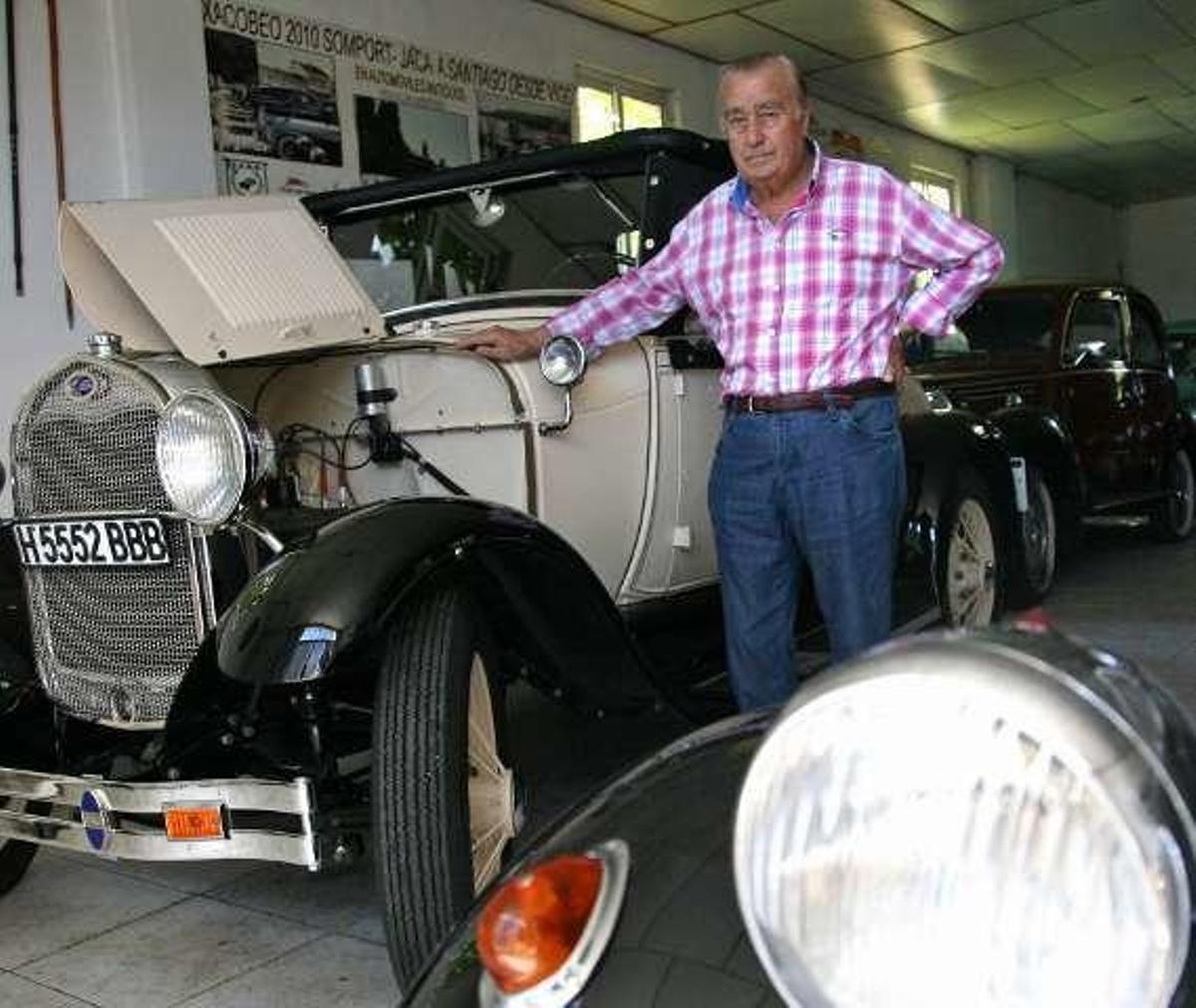 Luis Rolán, rodeado de algunos de sus coches antiguos en 2015.  // Bernabé/Luismy