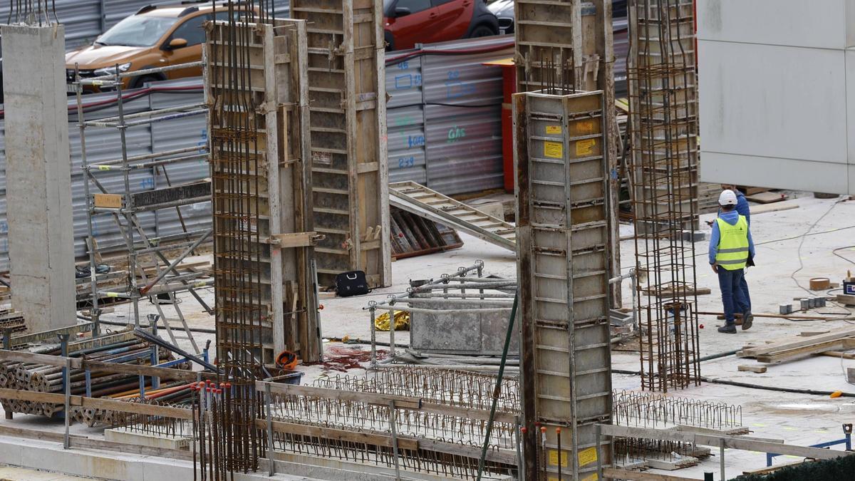 EN IMÁGENES: El accidente mortal de un trabajador de la construcción en Gijón