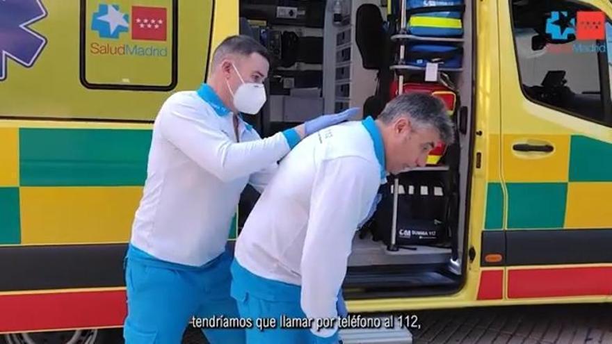 Cómo se hace la maniobra de Heimlich, que puede salvar la vida en caso de atragantamiento