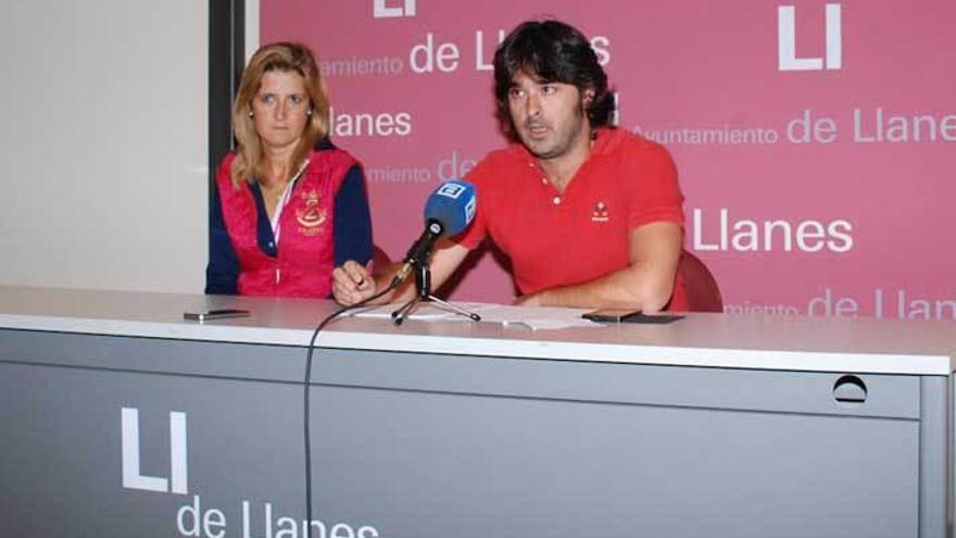 Soledad Celorio y Enrique Riestra, ayer, durante su comparecencia en Llanes.