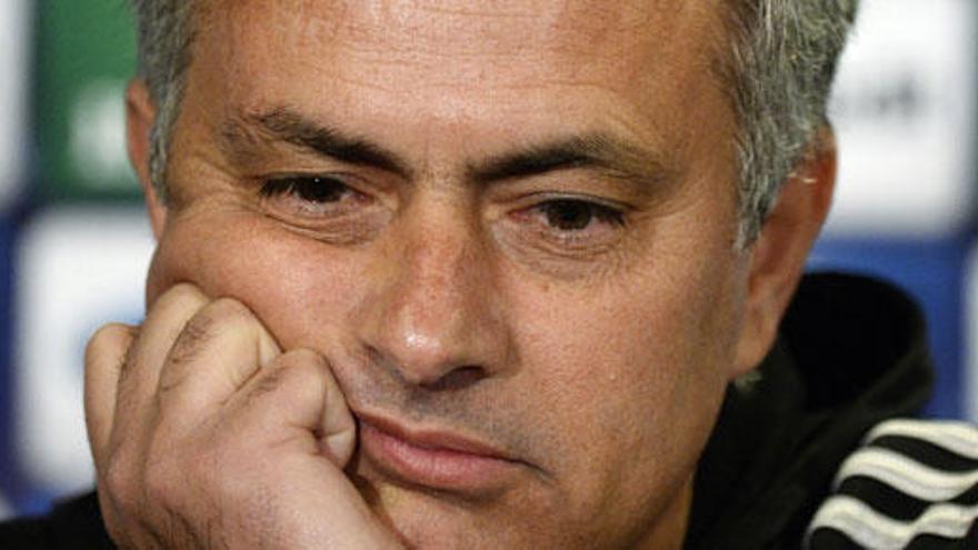 Mourinho, multado con 10.000 euros por invadir el campo