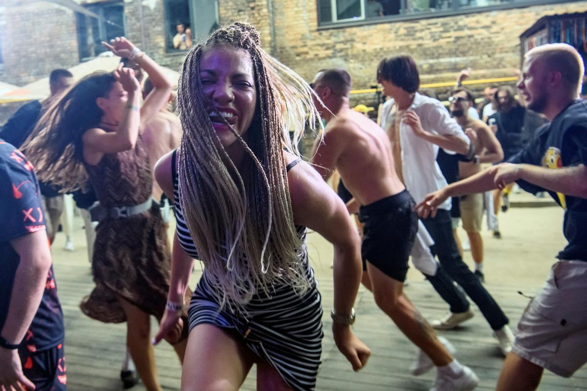 Jóvenes bailan en una fiesta rave celebrada en el centro de Kiev, Ucrania.