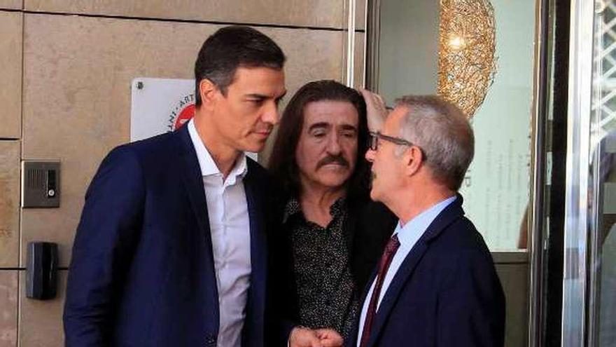 Sánchez, ayer, con el músico Luis Cobos y el ministro de Cultura. // Efe