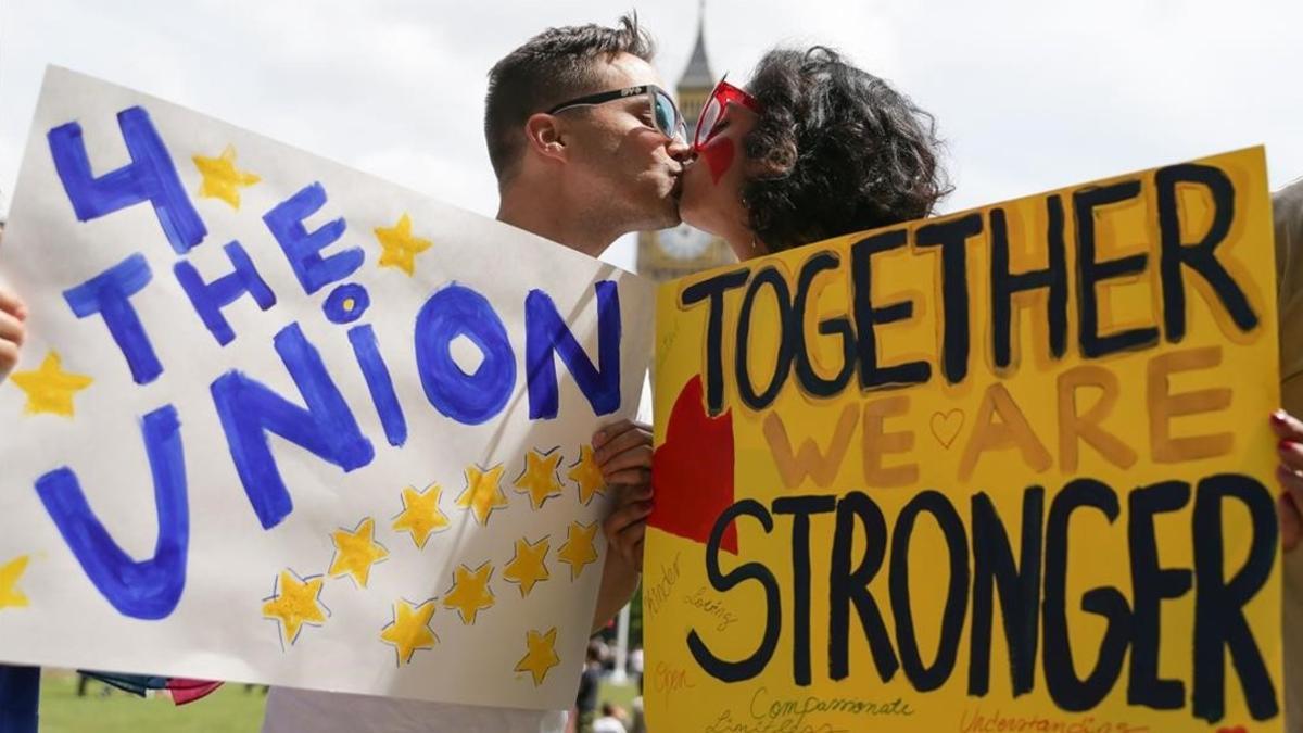 Una pareja se besa en una cadena de besos organizada por la campaña del 'Remain'.