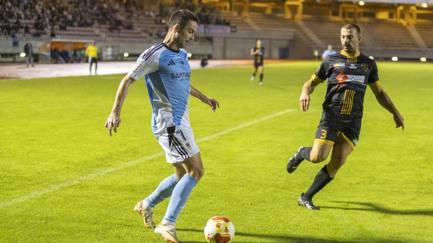 Adrián Armental controla el balón ante la oposición del defensa del Barbadás.