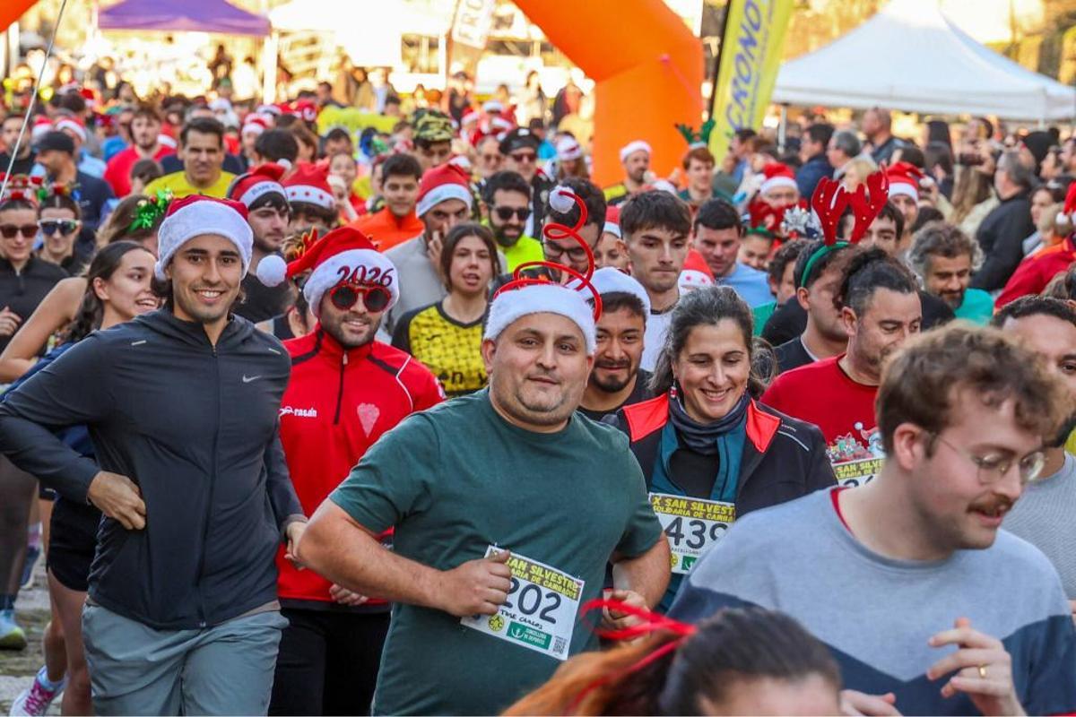 Cambados despide el año con miles de pisadas... y disfraces navideños