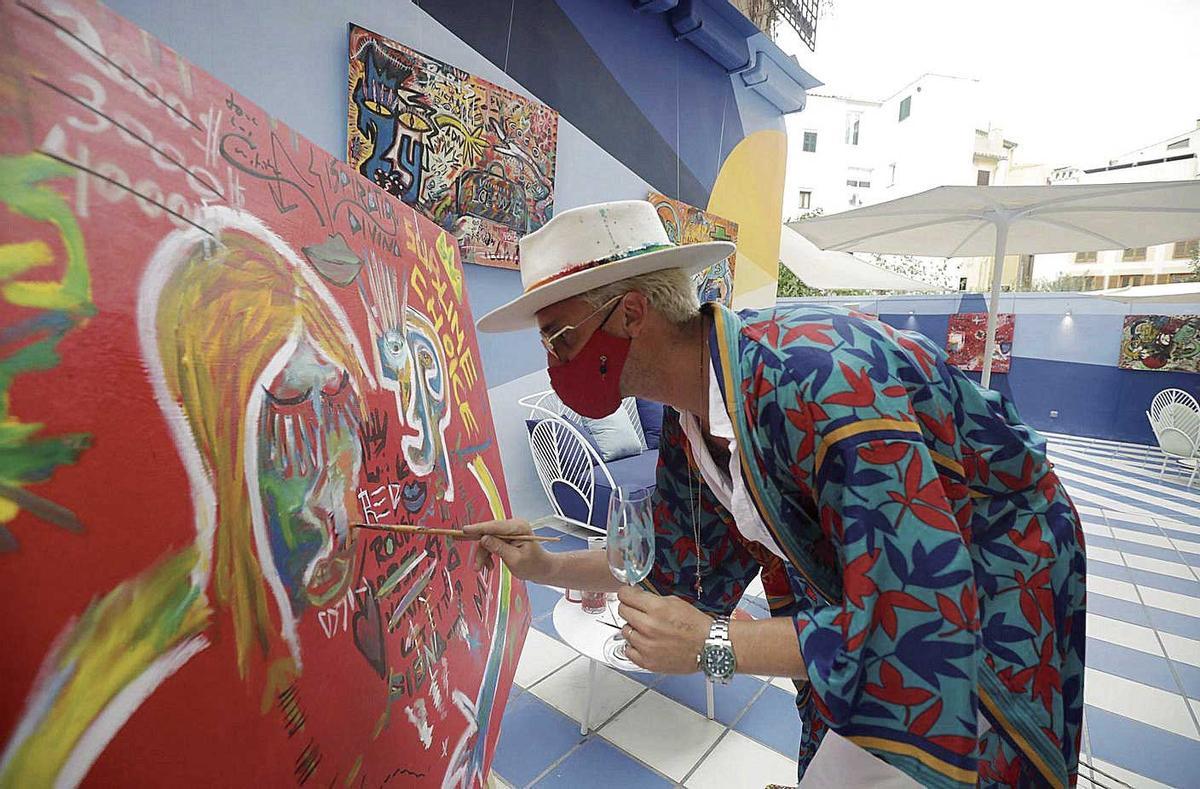 Aldo Comas, pintando en directo una obra, ayer, en la galería de Palma.