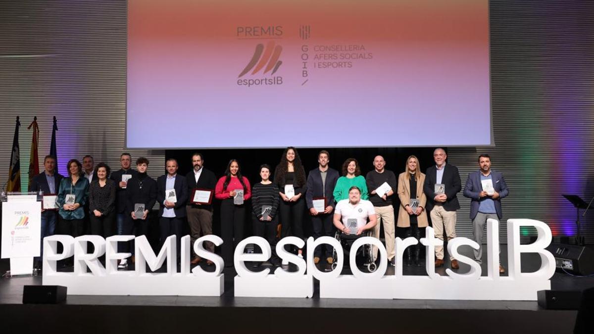 Todos los premiados en la Gala de l'Esport de les Illes Balears posan al final del evento