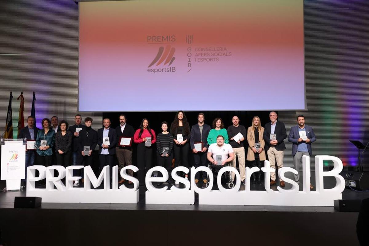Todos los premiados en la Gala de l'Esport de les Illes Balears posan al final del evento