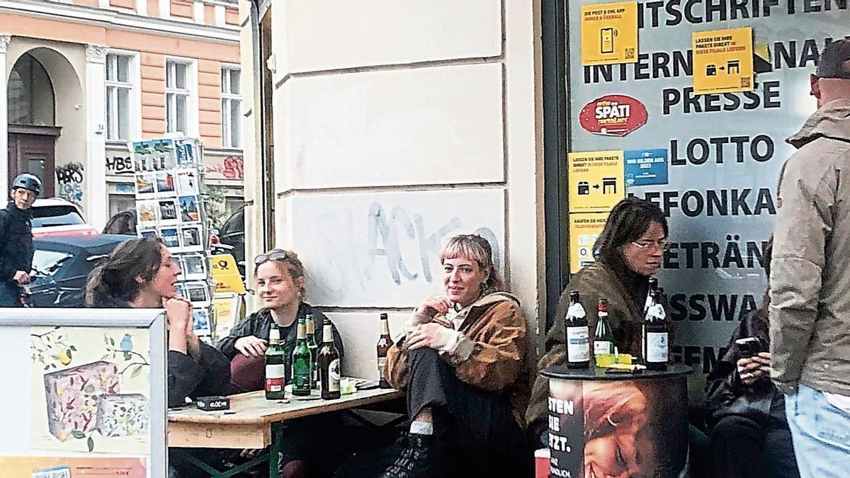 Un grup d'amics pren unes cerveses en un "späti" de Mitte.