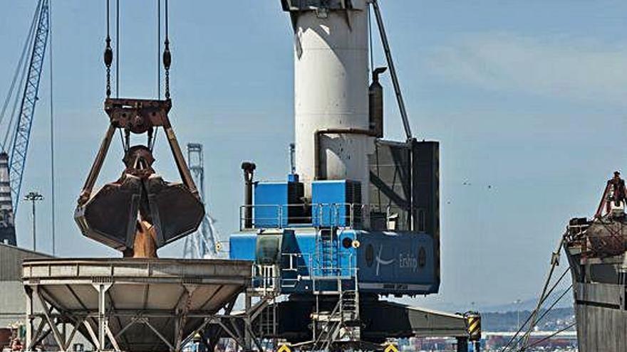 Maquinària descarregant gra al port de Tarragona