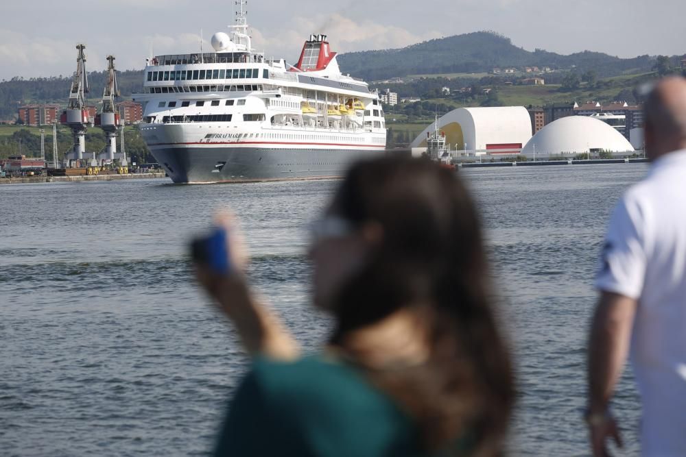 El "Braemar" abre la temporada de cruceros en Avilés, con 839 pasajeros y 390 tripulantes