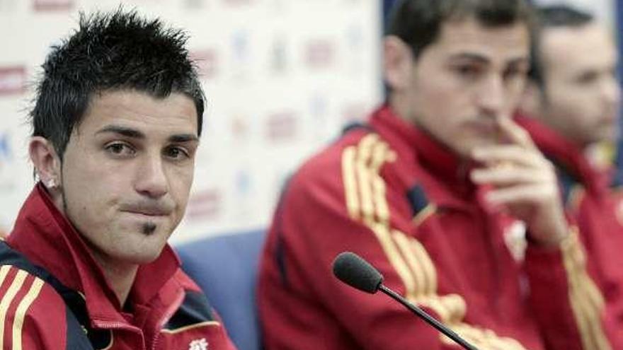 David Villa, con Casillas al fondo, en una concentración de la selección española.