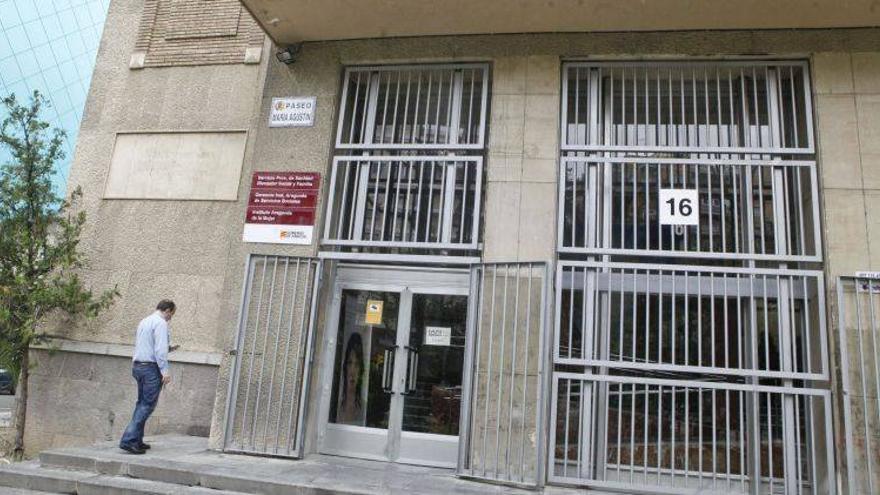 Un hombre trata de quemarse a lo bonzo en la sede del IASS de Zaragoza