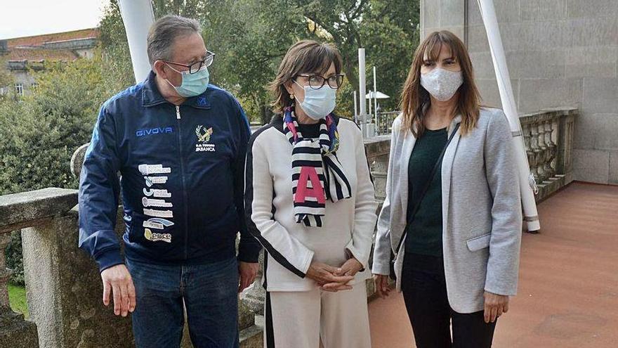 Maica Larriba junto a Irena Vilaboa y Javier Domínguez, entrenadora y delegado del Teucro.