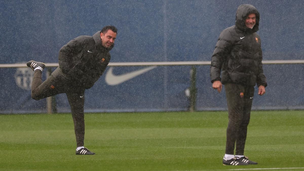 Xavi y Òscar Hernández, bajo la lluvia, en el entrenamiento de este sábado.