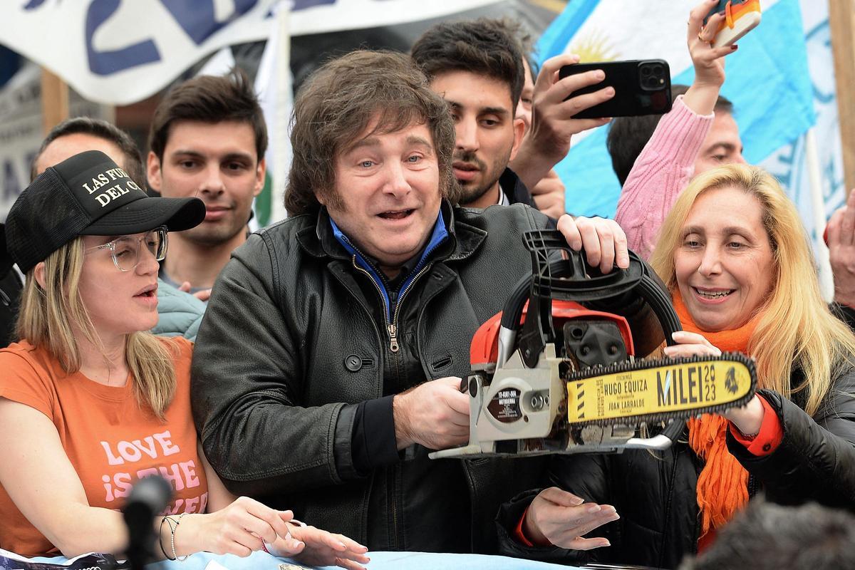 El candidato ultra a la presidencia de Argentina, Javier Milei, motosierra en mano, en un acto electoral en La Plata. El candidato ultra a la presidencia de Argentina, Javier Milei, motosierra en mano, en un acto electoral en La Plata.