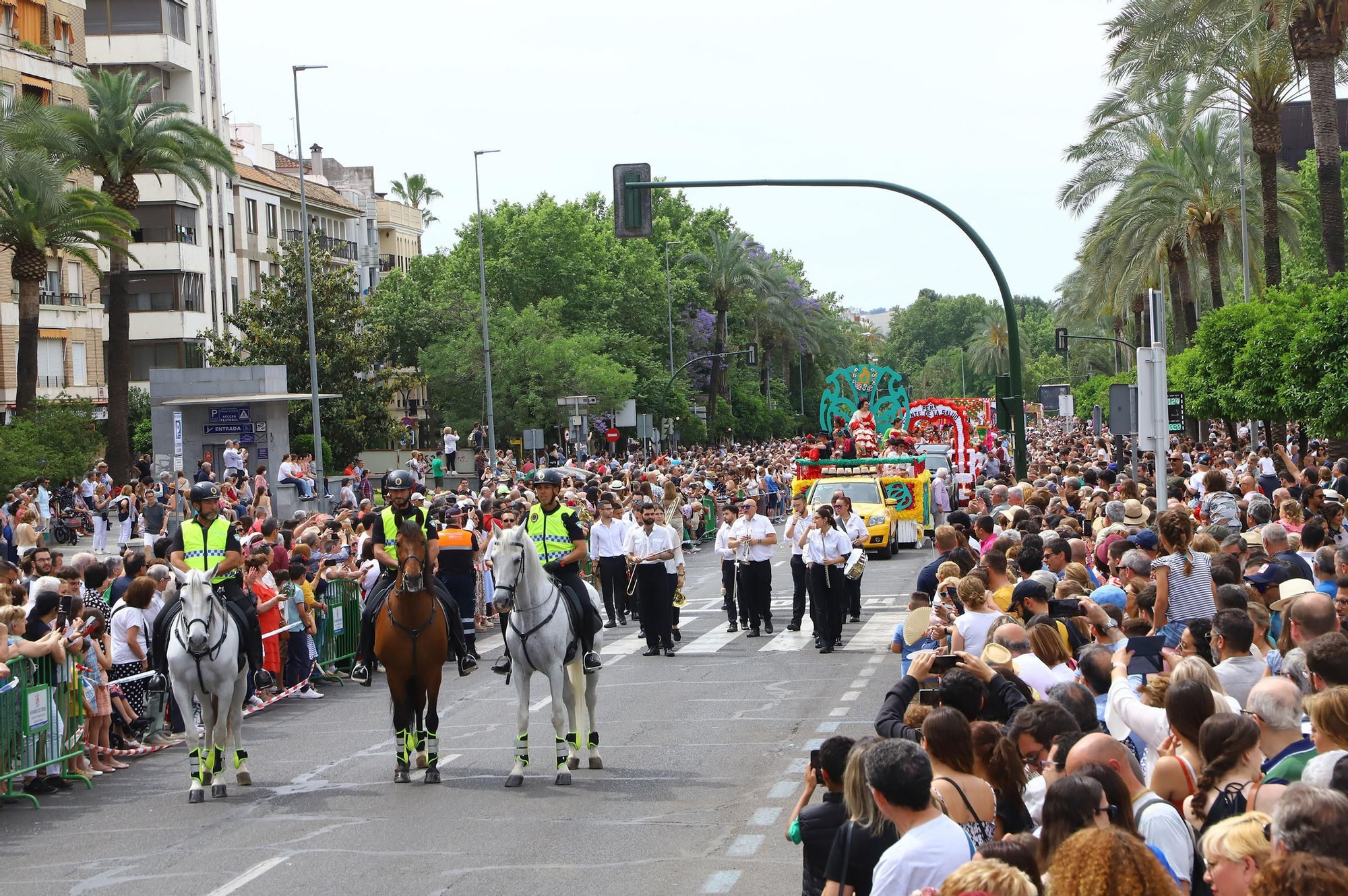 La Batalla de las Flores abre el Mayo festivo en Córdoba con 90.000 claveles