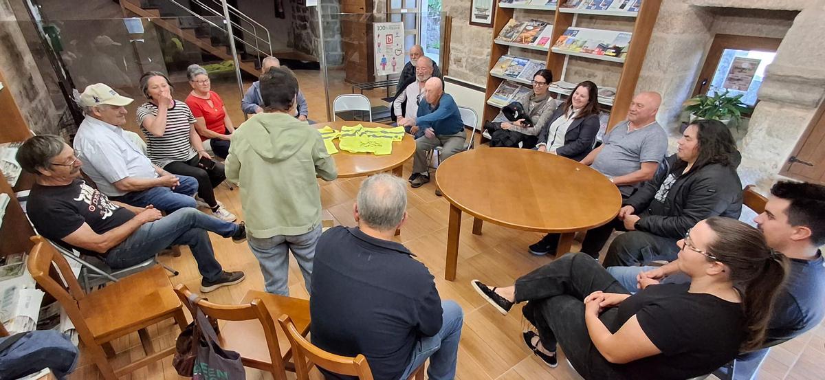 Reunión preparatoria de las brigadas de voluntarios del monte de Coiro.