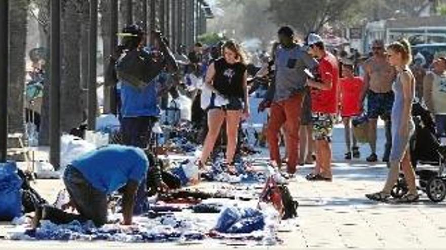 Manters divendres al vespre al passeig de Santa Margarida de Roses, un dels punts més conflictius.