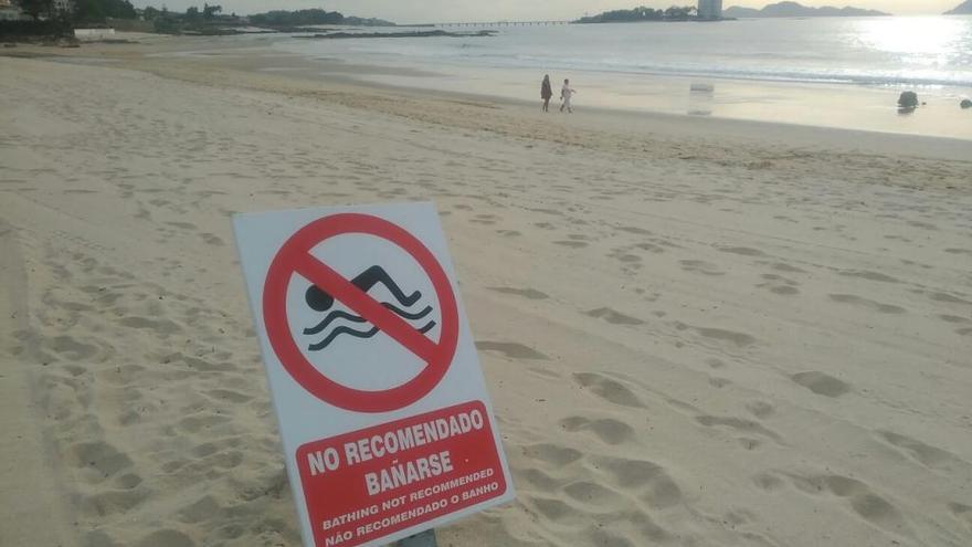 Cartel que desaconseja el baño en Samil. // P. P.