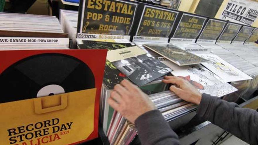 Cartel del Record Store Day en la tienda Honky Tonk Discos. / JORGE SANTOMÉ