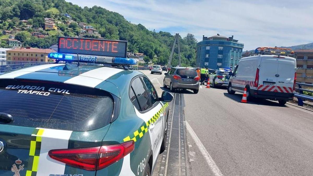 El accidente en pleno puente del Corredor del Nalón en Sama.