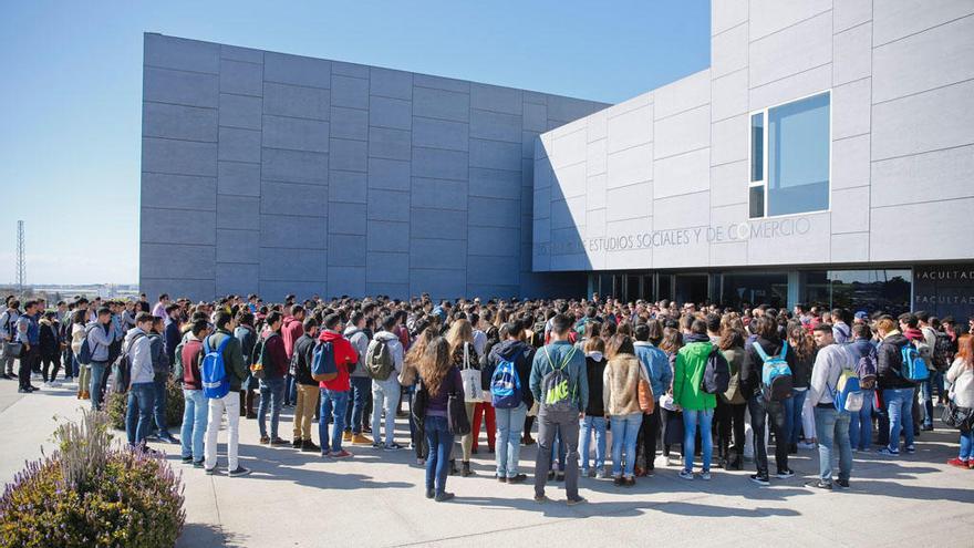 Minuto de silencio a las puertas de la Facultad de Comercio de la UMA.