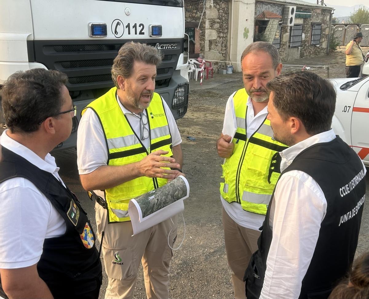 Responsables de la Junta en el puesto de mando avanzado.