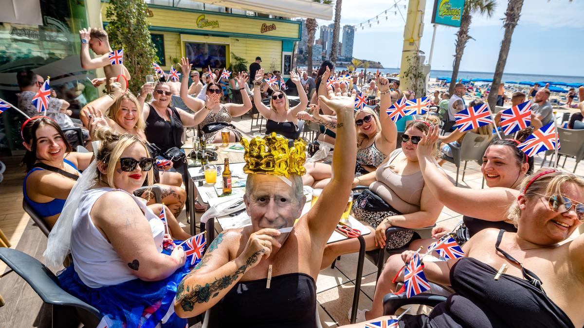 Turistas de Reino Unido en un bar de primera línea de la playa de Levante de Benidorm.