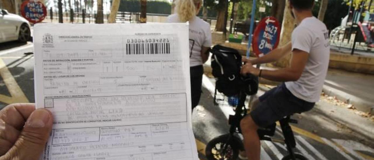 Multas de hasta 1.500 euros por circular sin seguro, matrícula ni casco sobre un patinete con sillín