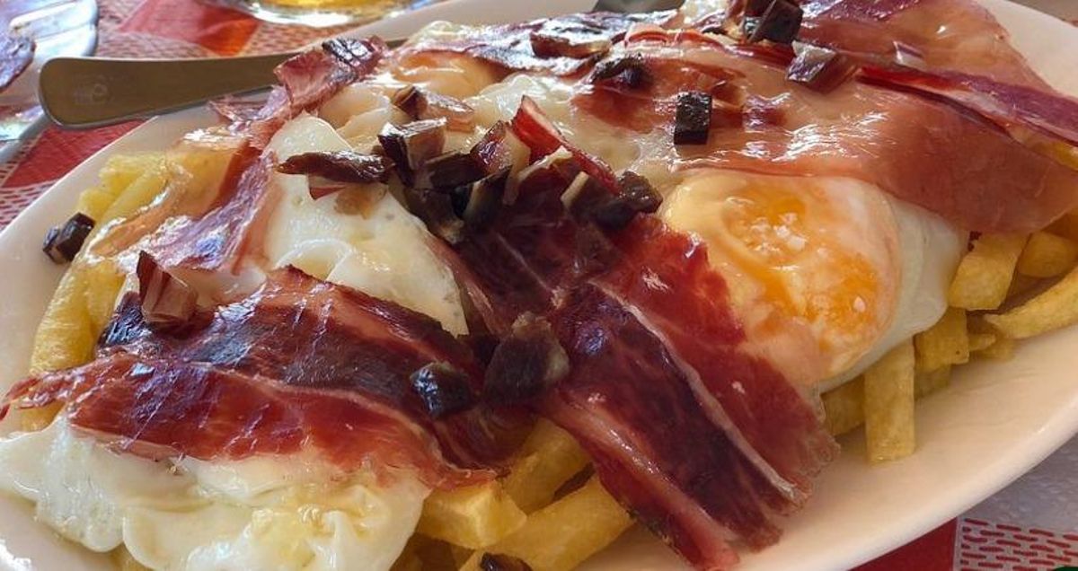 Los famosos huevos con patatas y jamón de Mesón El Toro, el plato estrella de una carta con sabor local.