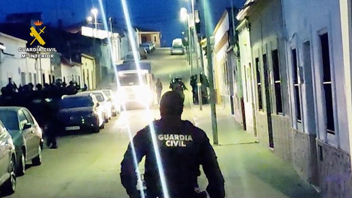 Los agentes desplegados en una calle de Villanueva del Fresno durante los registros.