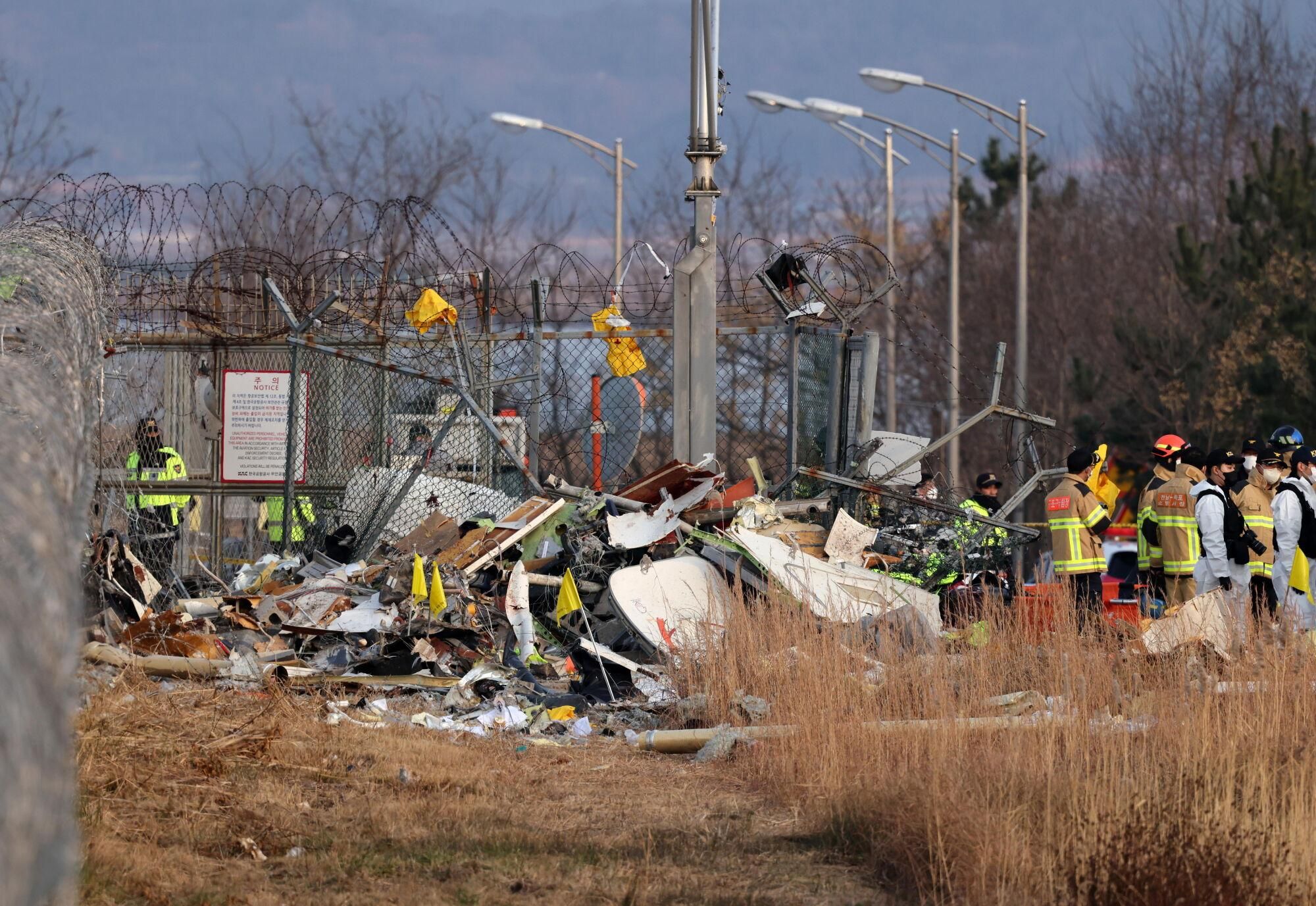 Muan (South Korea), 29/12/2024.- Debris of the Jeju Air aircraft is seen at Muan International Airport in Muan, 288 kilometers southwest of Seoul, South Korea, 29 December 2024. According to the National Fire Agency, a passenger jet carrying 181 people erupted in flames after going off the runway at an airport in South Korea's southwestern county of Muan on 29 December, leaving at least 176 people dead. (Corea del Sur, Seúl) EFE/EPA/HAN MYUNG-GU