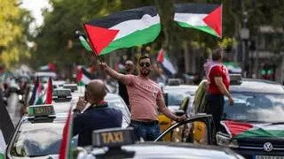 Activistas y taxistas se manifiestan en Barcelona en apoyo al pueblo de Palestina