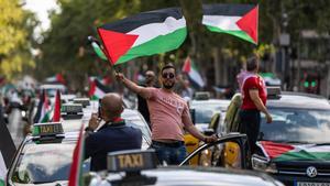 Activistas y taxistas se manifiestan en Barcelona en apoyo al pueblo de Palestina