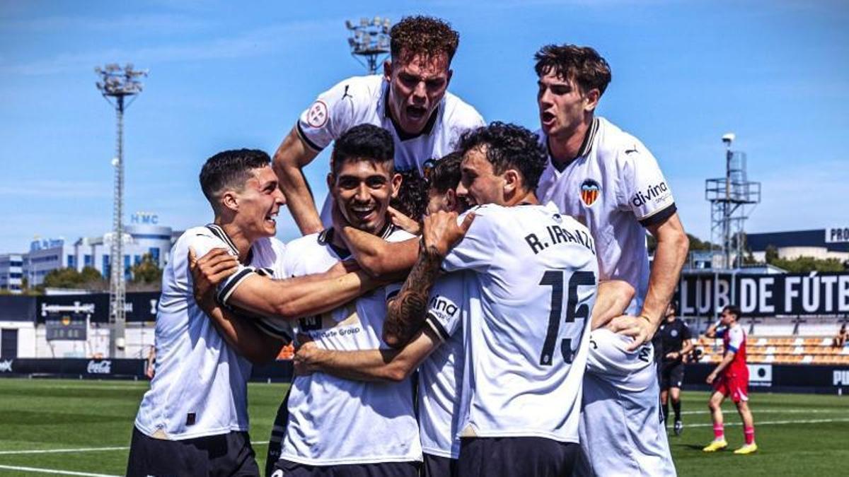 Los jugadores del Mestalla felicitan a César Moreno, cedido por el Hércules hasta junio, tras marcarle al Espanyol B.