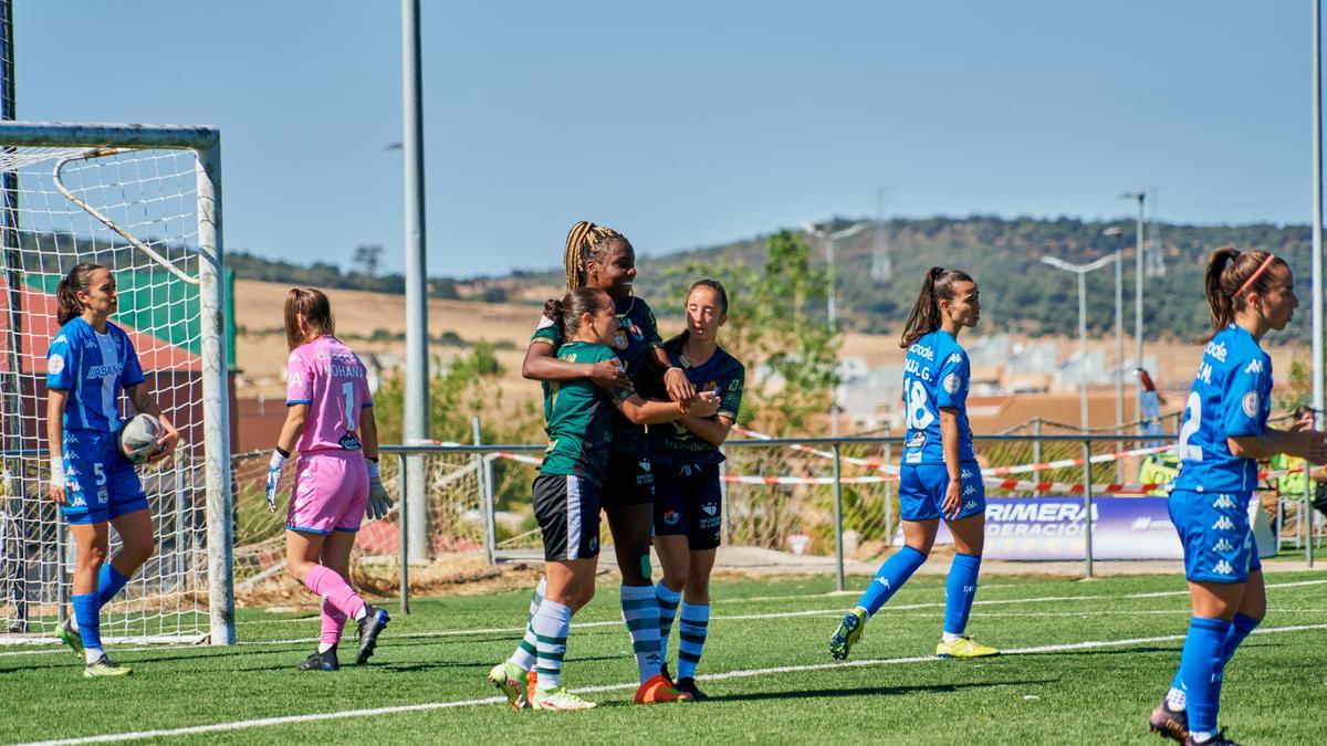 Las jugadoras del Femenino Cáceres celebran un gol durante el partido ante el Deportivo Abanca.