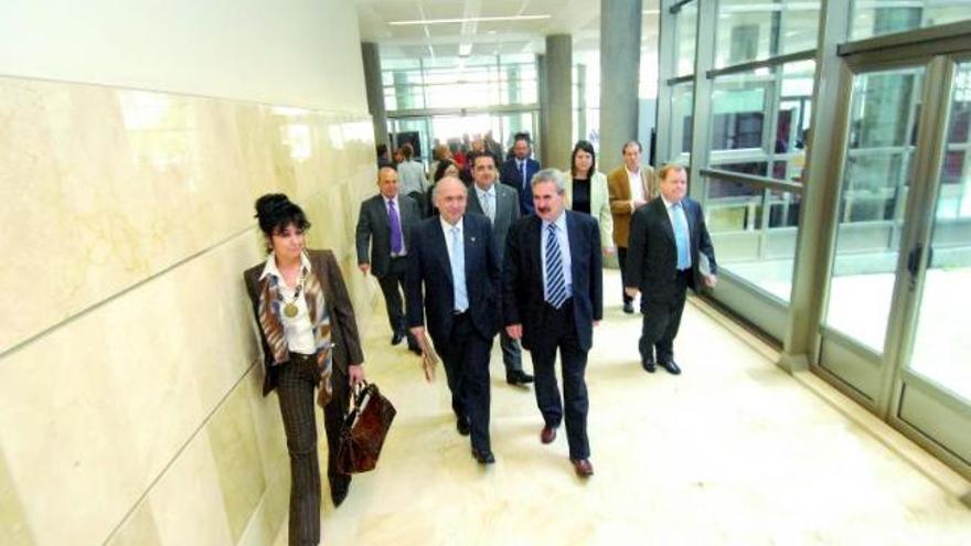 Vicente Gotor y Graciano Torre, en el centro, con García Vigón a su izquierda, ayer, en el campus.