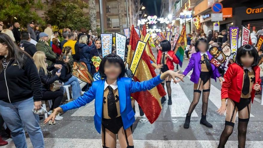 Niñas en lencería y con pezoneras: el polémico disfraz de los Carnavales de Torrevieja