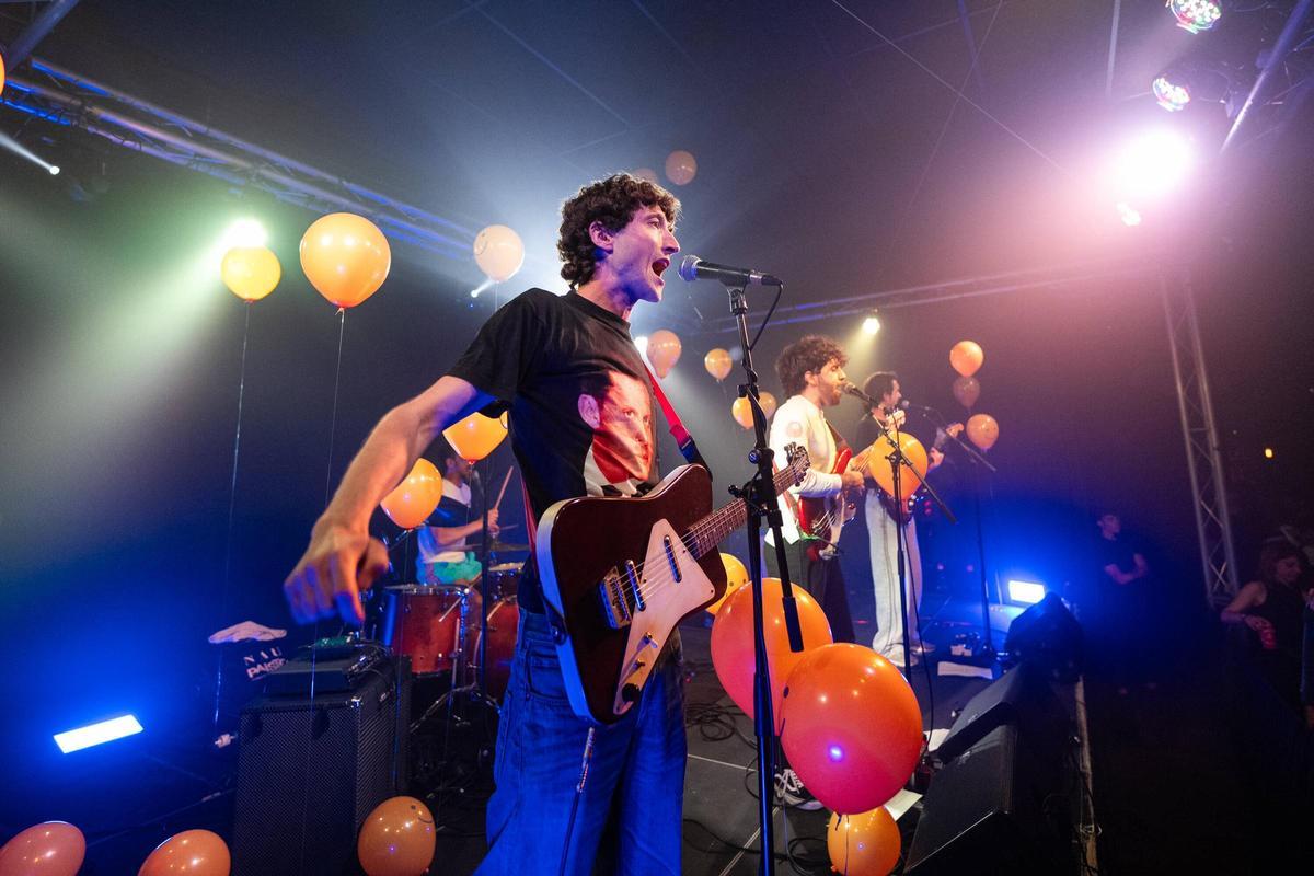 Alavedra (con Genís en primer término) en concierto en la sala La Nau de Barcelona.
