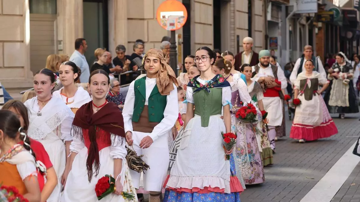 Castellers, ofrena de flors i bous es fusionen en un dissabte de tradicions a Vila-real