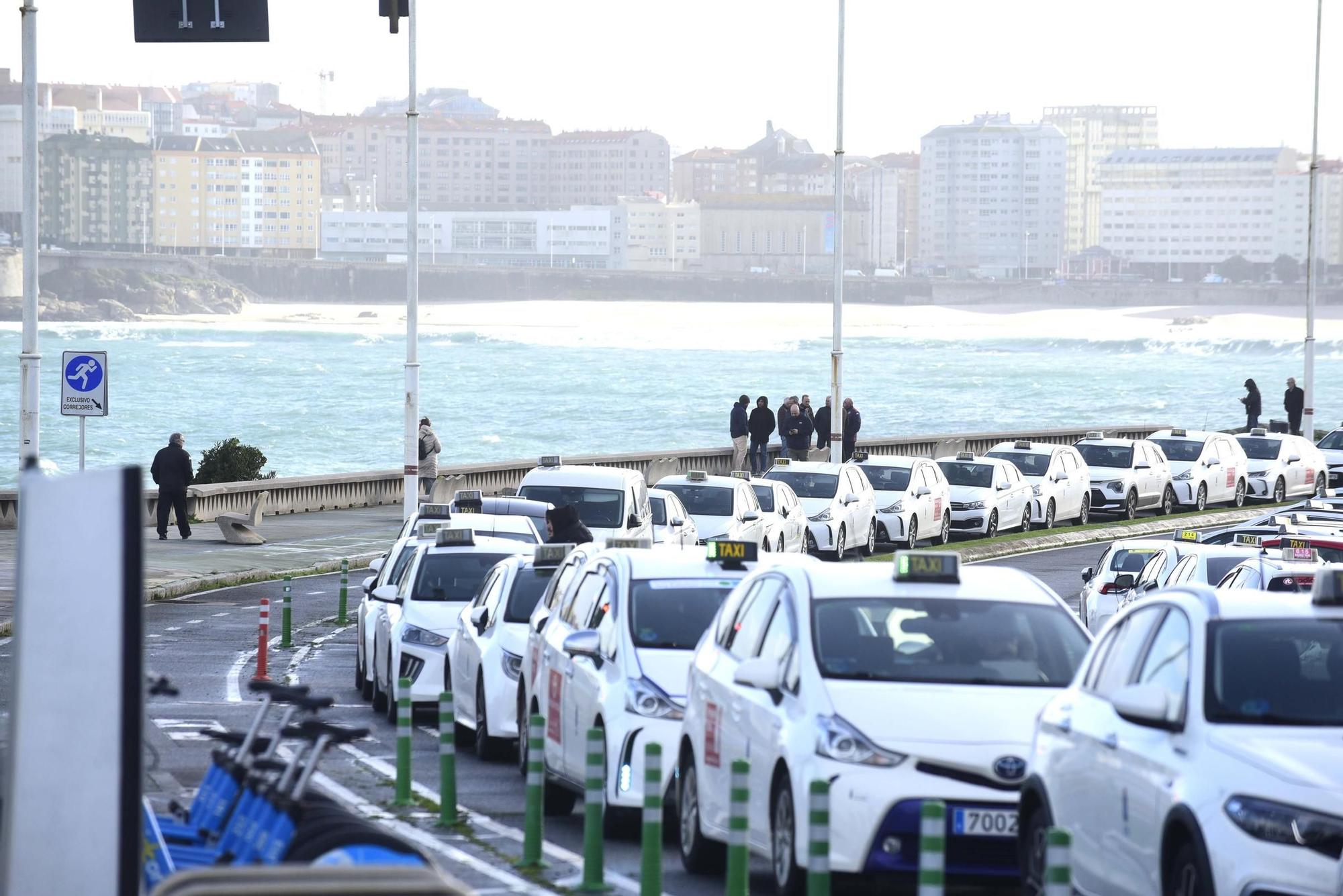 Protesta de taxistas en A Coruña por el encarecimiento de las pólizas de seguro
