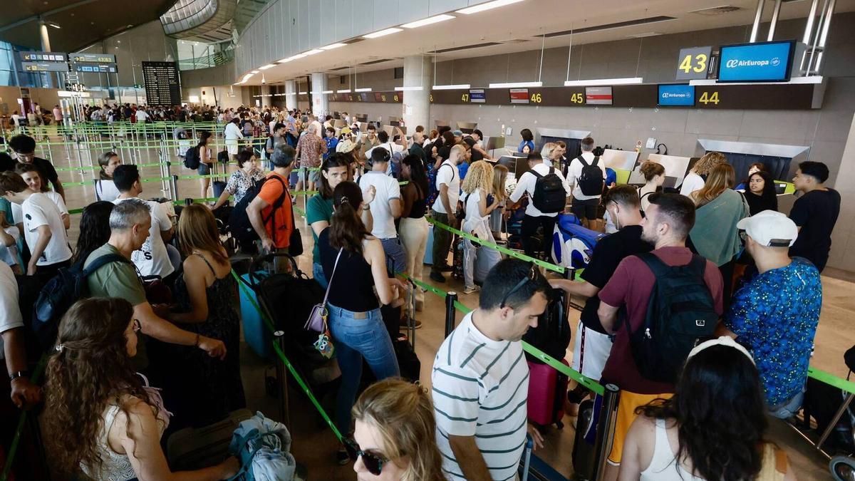 Turistas en el aeropuerto de Valencia, en una imagen de archivo de este verano.